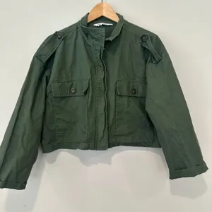 Zara military green Utility cropped jacket women size Medium thumbnail 3