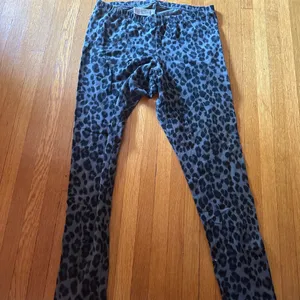 Old Navy Grey Leopard Print Jersey Leggings, Size XL thumbnail 2