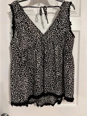 Umgee Black and White Printed Sleeveless V-Neck Top thumbnail 2