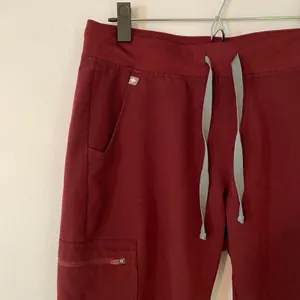 FIGS Burgundy Red Zamora Jogger Scrub Pants Uniform Nurse Doctor Women's Medium thumbnail 3