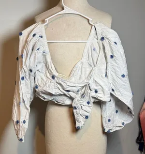 FARM‎ Rio White crop top Blouse with Blue Floral Accents thumbnail 1