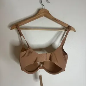 SKIMS Ultimate Collection Push Up Plunge Bra size 32DDD thumbnail 4