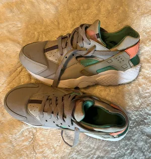 Nike Women’s Huarache Shoes thumbnail 1