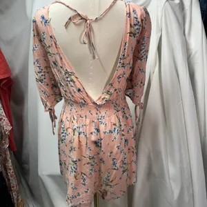 Le Lis Baby Pink‎ Floral Romper Womens Medium Rayon Open Back Short Sleeve thumbnail 10