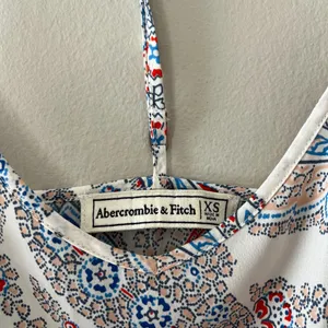 Abercrombie‎ & Fitch Sz XS White Red Paisley Strap Peplum Tank Top thumbnail 3