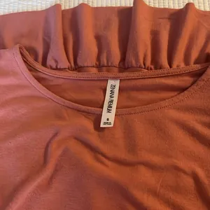 Zenana Premium Pink high low shirt with ruffled bottom, size small thumbnail 3