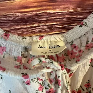 Free Kisses Flowers Crop Top. Size Medium. thumbnail 2