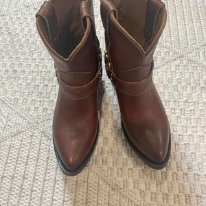 Frye Billy Short Leather Harness Booties in Saddle thumbnail 9