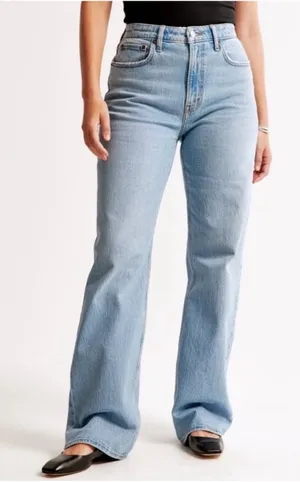 $100 Abercrombie & Fitch 90's high rise relaxed jeans in light wash 34/18R thumbnail 1