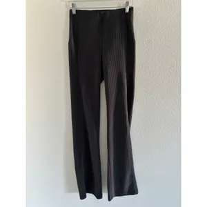 Lululemon Softstream Flared Ribbed Pants Womens 4 Gray‎ Yoga Workout Travel Gym thumbnail 3