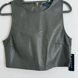 NWT Kurious Faux Leather‎ Boxy Zip Back Sleeveless Crop Top Gray Medium thumbnail 4