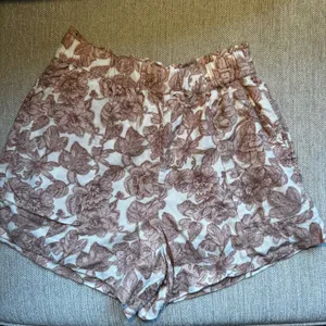 Abercrombie & Fitch Floral High Waist Shorts - Tan thumbnail 2