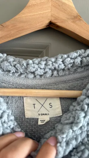 Women’s sweater thumbnail 3