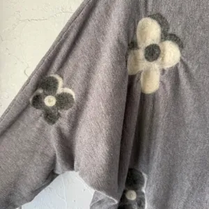 Aaeda Gray Floral Fuzzy‎ Appliqué Sweater Top XL Drop Shoulder Soft Cozy thumbnail 4