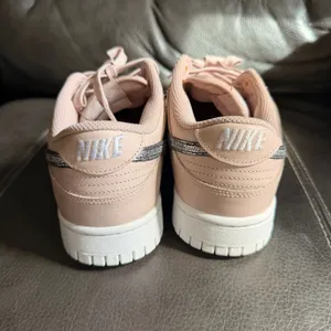 Nike Dunk SE Low Primal Pink Sneakers Animal Print Metallic Swoosh DD7099-200 thumbnail 8