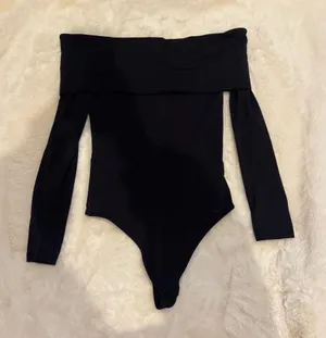 Aritzia Off-The-Shoulder Bodysuit Contour thumbnail 1