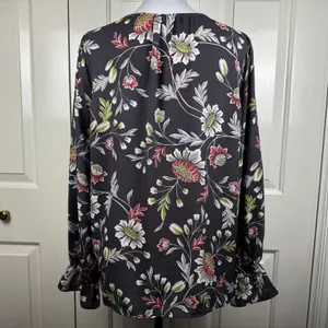LOFT Women Blouse Sz M Charcoal Floral VNeck Long Sleeve Button Down Ruffle Cuff thumbnail 6