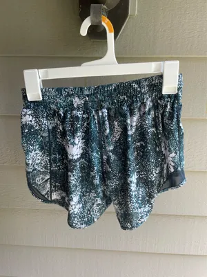 Lululemon Shorts Hotty Hot thumbnail 2