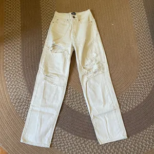 Urban Outfitters BDG High Rise Baggy White Jeans thumbnail 2