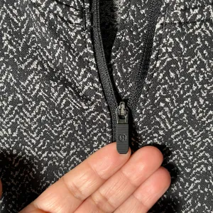 Lululemon Rest Less Cropped 1/2 Zip Herringbone Fade Black Size‎ 6 thumbnail 3
