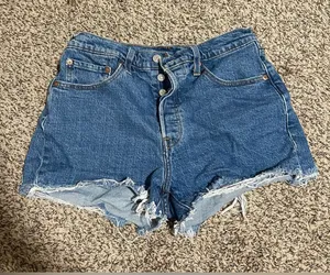Levi’s 501 Jeans Short women Size 28 thumbnail 1