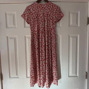Madewell Red Daisy Floral Clara Wrap Midi Dress Short Sleeve V-Neck XS EUC‎ thumbnail 3