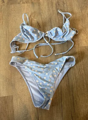 Hollister Blue Daisy Floral Underwire Bikini Set XS Wrap Top V-Front Bottoms thumbnail 1