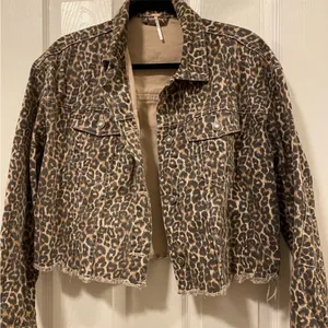 $158 NWOT Free People Cropped Leopard Oversized Denim Jacket XS thumbnail 8