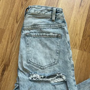 Pacsun 90s Boyfriend Distressed Light Wash Jeans thumbnail 10