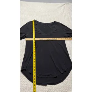 Lululemon Love Tee V Short Sleeve V-Neck Shirt Black Curved Hem Size 12 4572 thumbnail 3