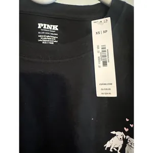 BNWT VS Pink black t-shirt with 2 dogs with hearts size XS thumbnail 3
