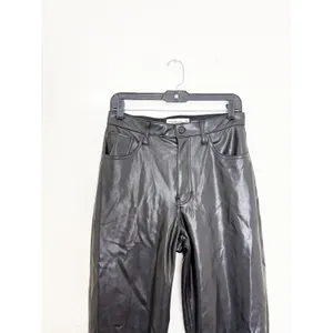 Abercrombie & Fitch High Rise 90s Straight Vegan Leather Pant Size 6/28 Black thumbnail 4