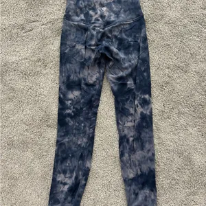 Lululemon Athletica Blue and Cream Tie-Dye Leggings thumbnail 2