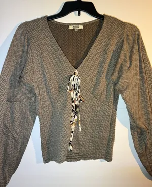 Gimmicks by BKE Women's Brown Herringbone Knit V-Neck Tie Long Sleeve Blouse M thumbnail 1