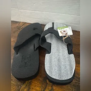 NWT KUAILU Black Rubber Flip Flops‎ Size 7 Women’s Lightweight Beach Sandals thumbnail 3
