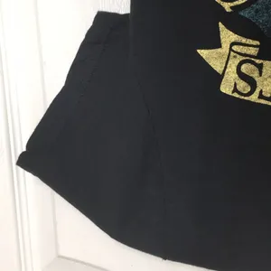 FINAL MARKDOWN Juniors’ Harry Potter Hogwarts Crest SS Tee (L) thumbnail 10