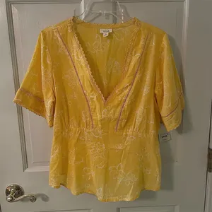 a.n.a Women’s Floral Yellow V-Neck Short Sleeve Blouse thumbnail 2