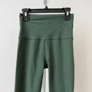 Beyond Yoga‎ sz XS Spacedye High Waisted Midi Leggings Dark Green Heathered thumbnail 2