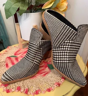 🏁🏁🏁BOGOHO🏁🏁🏁Gianni Bini Women's Black & White Houndstooth Ankle Boots-6.5 thumbnail 1