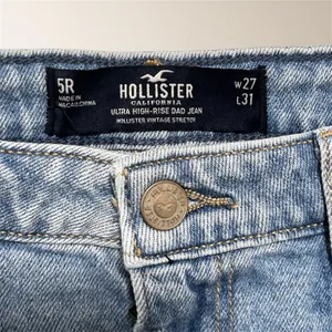 Hollister Light Wash High Rise Dad Jeans W27‎ L31 Slit Hem Stretch Denim Retro thumbnail 4