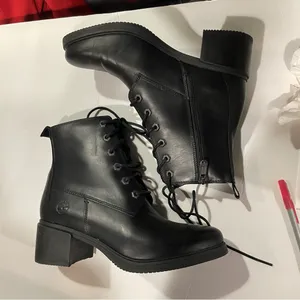 Cute clean lace up Timberland black leather boots 2” block heel classic street thumbnail 1