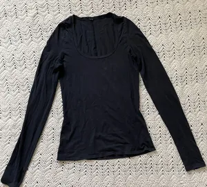 Lululemon Scoop Neck Long Sleeve TShirt Black (XSmall) thumbnail 1