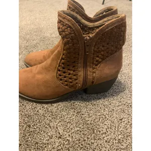 Mudd Ankle Boots Womens 8 Brown Good Woven Faux Suede Pointed Toe Stacked Heel thumbnail 7