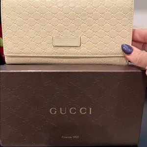 ‼️SALE‼️ Gucci Cream/Off White Mini Guccisima Embossed Leather Wallet thumbnail 2