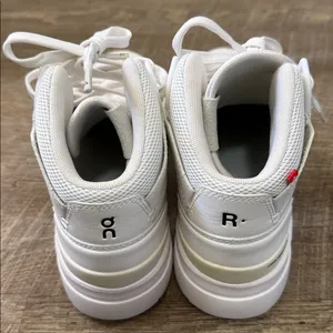 Women’s On The Roger Clubhouse Mid Size 8.5 thumbnail 2