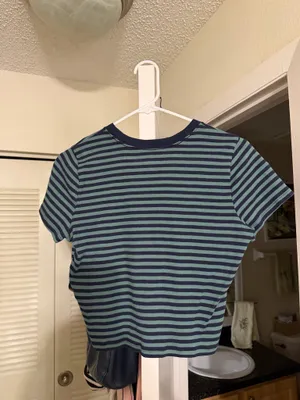 Hollister crop tee thumbnail 2