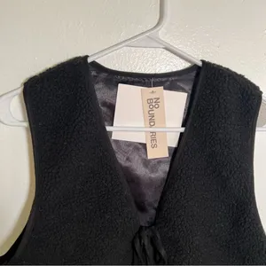 No Boundaries‎ Women's Sherpa Vest Sleeveless Black Tie Front Pockets Y2K thumbnail 2