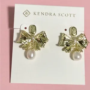 Kendra Scott x LoveShackFancy Pearl Bow Necklace and Matching Earrings thumbnail 3