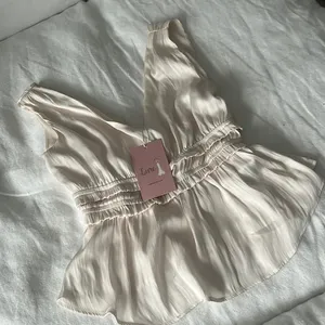 NWT Storia Champagne Plunge Neck Silky Top‎ thumbnail 1