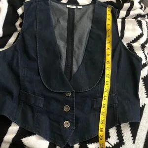 2000s Navy blue mini cropped jean denim vest waistcoat with a deep V-neck large lapel & button front. thumbnail 4